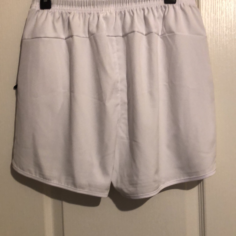 Ladies White Shorts Size Small. - Picture 2 of 2